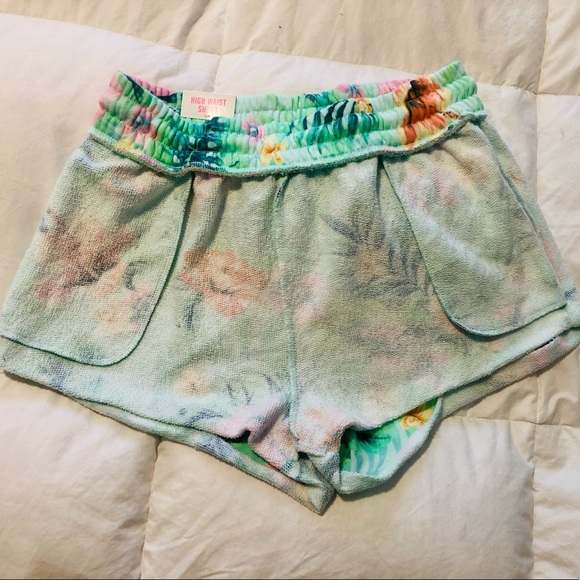 🌺🌴PINK VS Shorts🌺🌴 - Picture 9 of 16